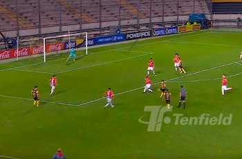 ¡Atención Colo Colo! El golazo al ángulo de Peñarol tras 18 toques