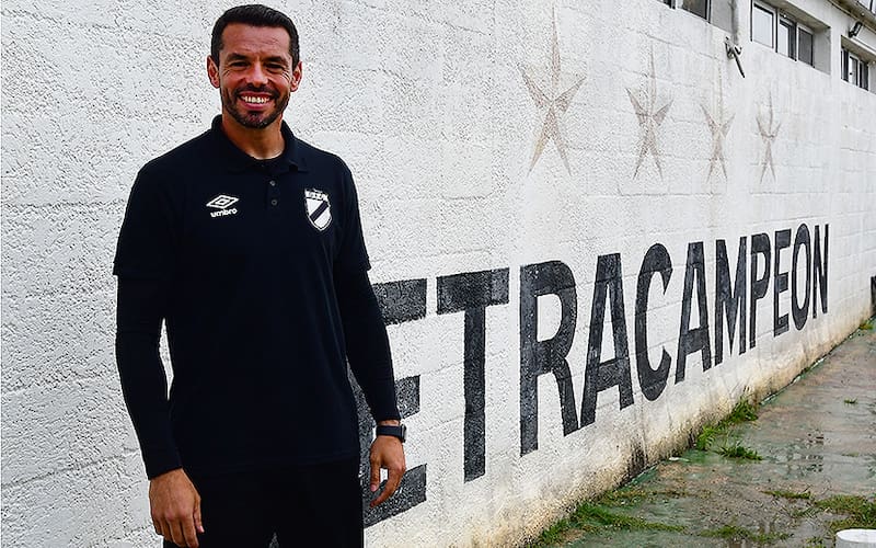 Se retiro en Danubio y meses después tuvo ahí mismo su primera experiencia como DT.