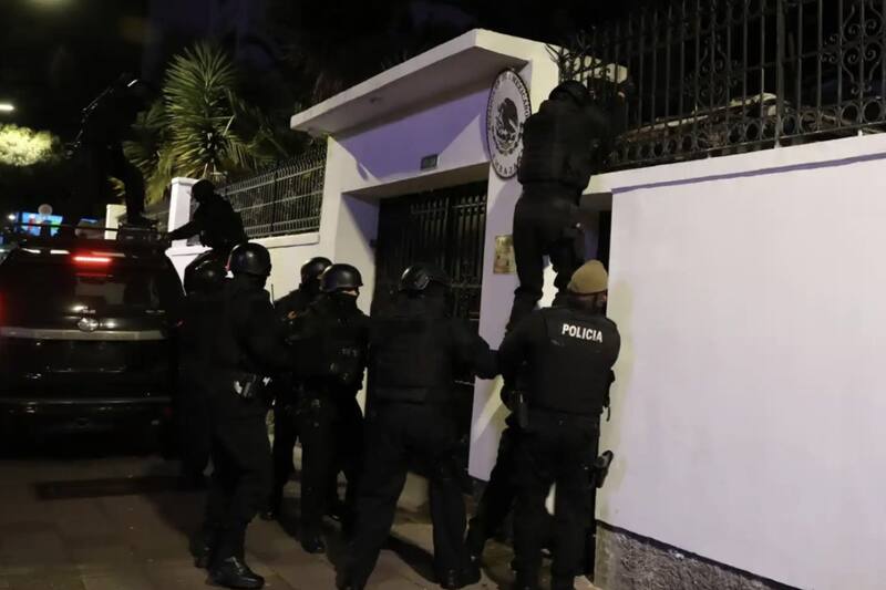 Los policías irrumpieron por la fuerza en la Embajada para detener al exvicepresidente ecuatoriano.