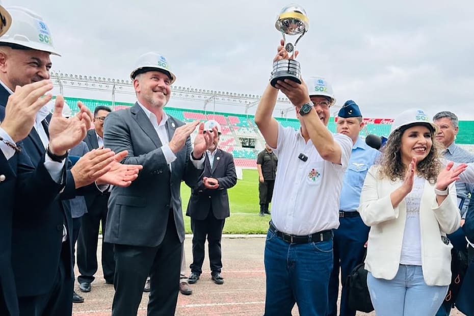 Alejandro Domínguez en su visita al Estadio “Tahuichi” Ramón Aguilera Costas. Foto: Instagram Copa Sudamericana.