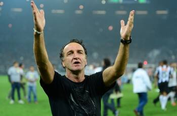 VIDEO | DT de Atlético Mineiro sufrió escalofriante fractura tras celebrar el gol de Eduardo Vargas