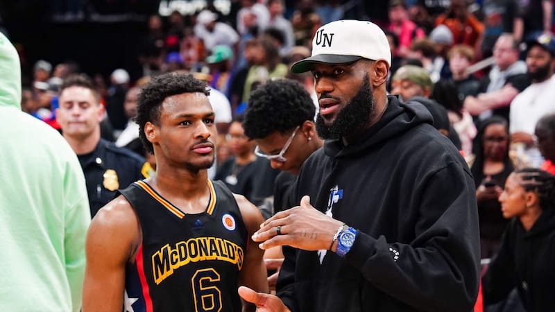 Bronny James junto a su padre LeBron.