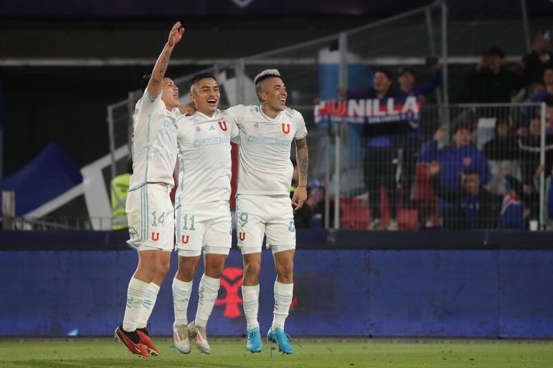 Los jugadores de la U celebran el triunfo contra Huachipato. Foto: Agencia Aton.