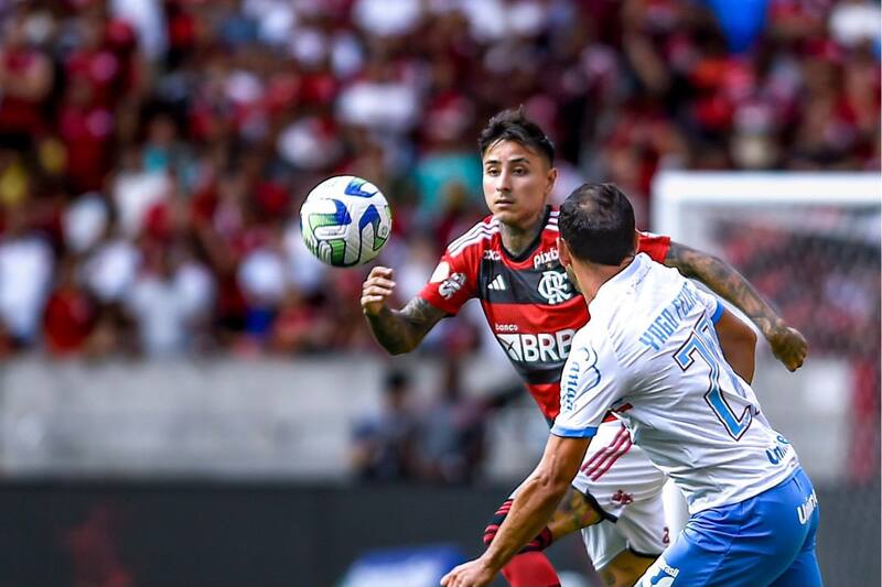 Erick Pulgar fue una de las figuras en el triunfo del Flamengo sobre Esporte Clube Bahia en la fecha 25 del Brasileirao.