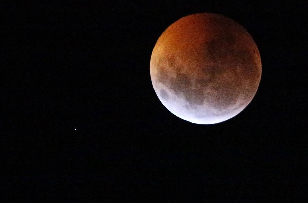 Luna y Marte se "besarán": el increíble fenómeno astronómico que se verá la última noche del año