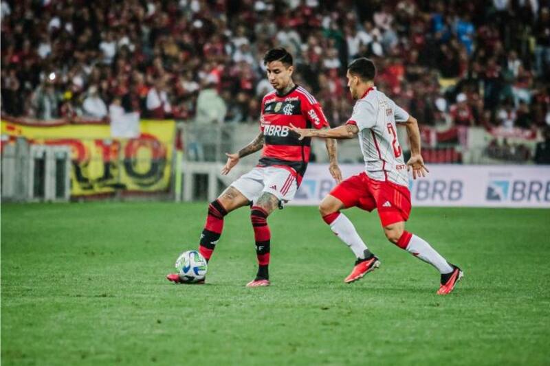El volante chileno Erick Pulgar, en acción ante el Inter de Porto Alegre.