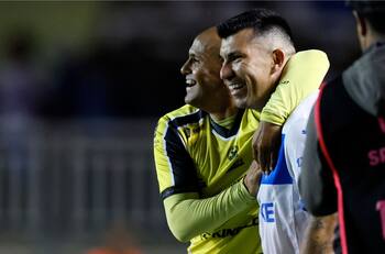 El amistoso encuentro entre Medel y Suazo: genial regalo se llevó el hijo del Chupete