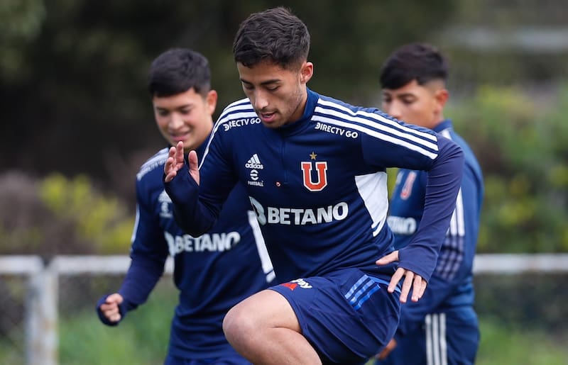 Lucas Assadi en un entrenamiento con Universidad de Chile.