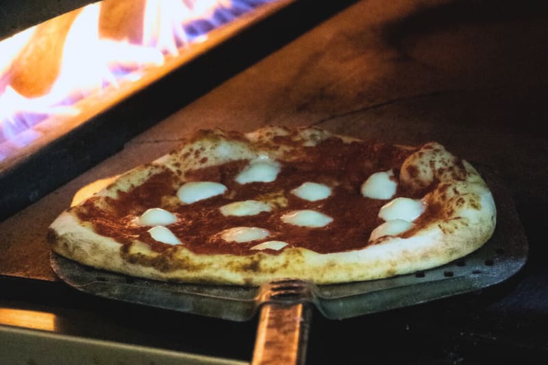 Uno de los locales que ofrece descuentos en la extensión del Día de la Pizza. Créditos: @quercuschile vía Instagram.