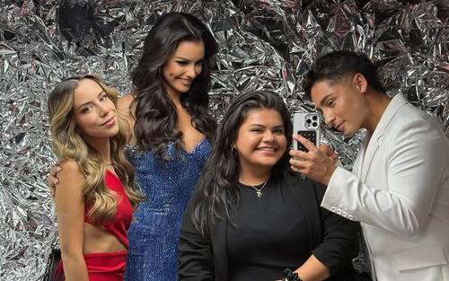 La cantante junto a su amiga, Emilia Dides.