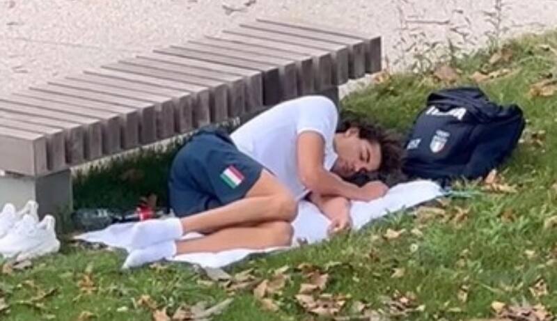 El italiano se hartó de las malas condiciones ofrecidas por la Villa Olímpica. Créditos: @huseinalizera.