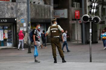 Sondeo revela que el 60% de los chilenos apoya el control de identidad