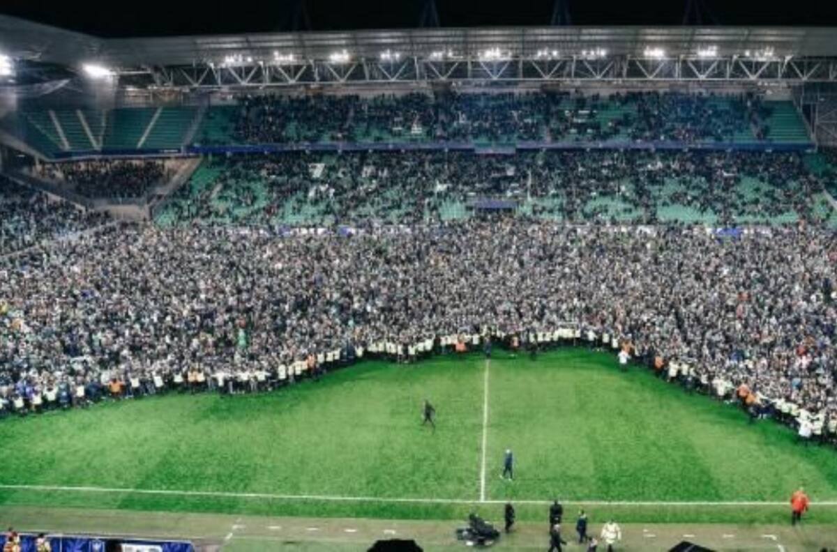 Hinchas de Saint Etienne invadieron la cancha tras clasificar a la final de la Copa de Francia