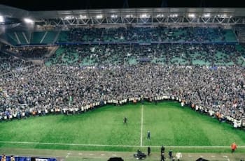 Hinchas de Saint Etienne invadieron la cancha tras clasificar a la final de la Copa de Francia