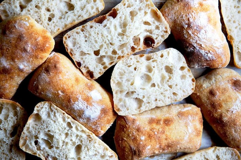 Aprende a cocinar este crujiente Pan Ciabatta.