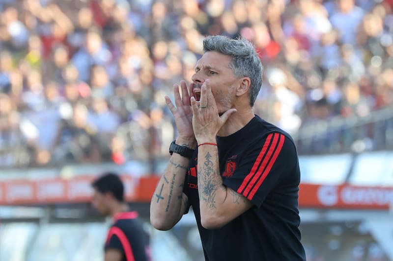 El DT de Colo Colo en el Superclásico. Foto: Agencia Aton.