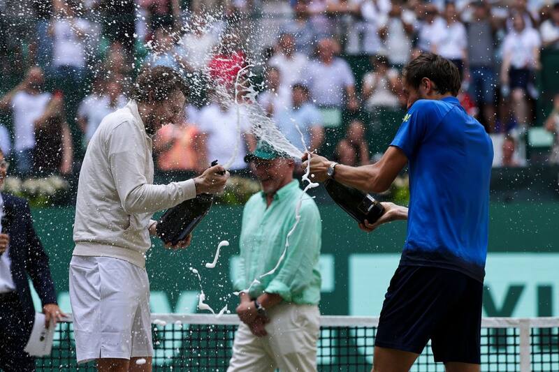 Celebrando el quinto título de su carrera junto al otro finalista, Daniil Medvédev.