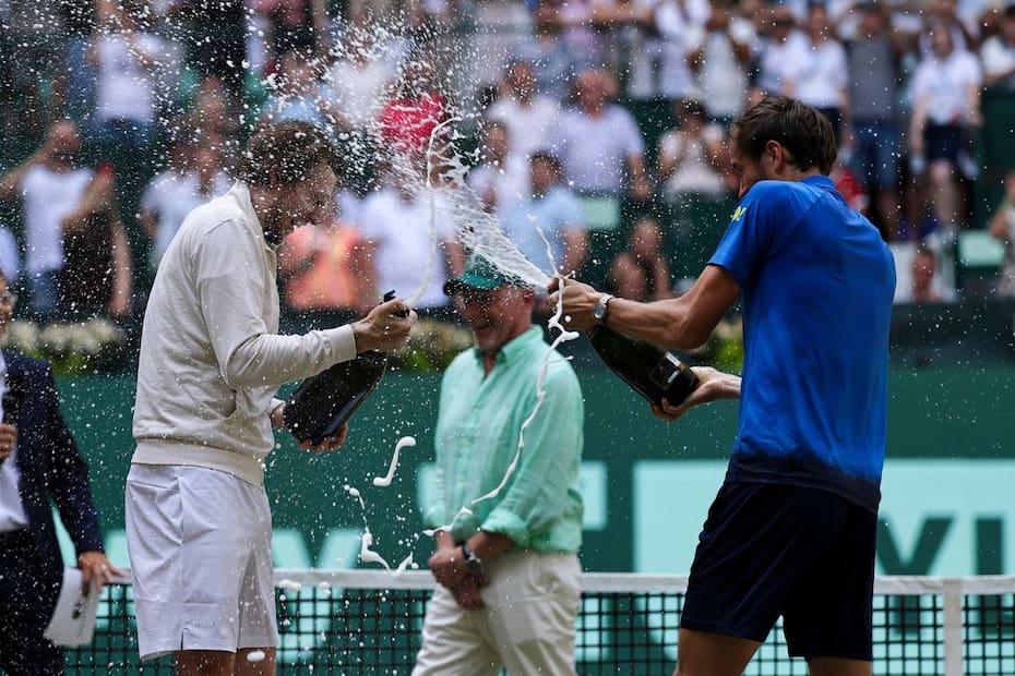 Celebrando el quinto título de su carrera junto al otro finalista, Daniil Medvédev.