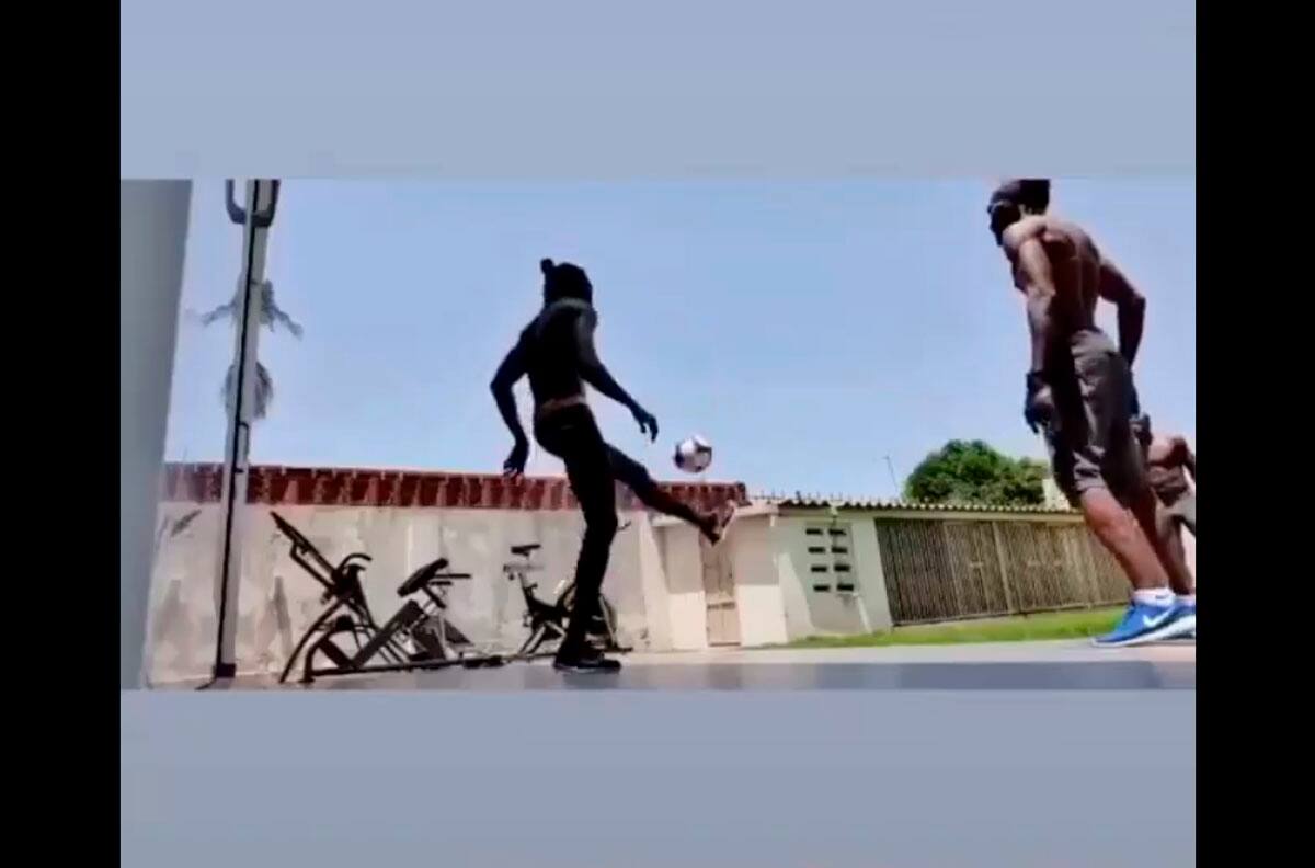 Emmanuel Adebayor disfruta con el balón en medio de los rumores que lo alejan de Olimpia