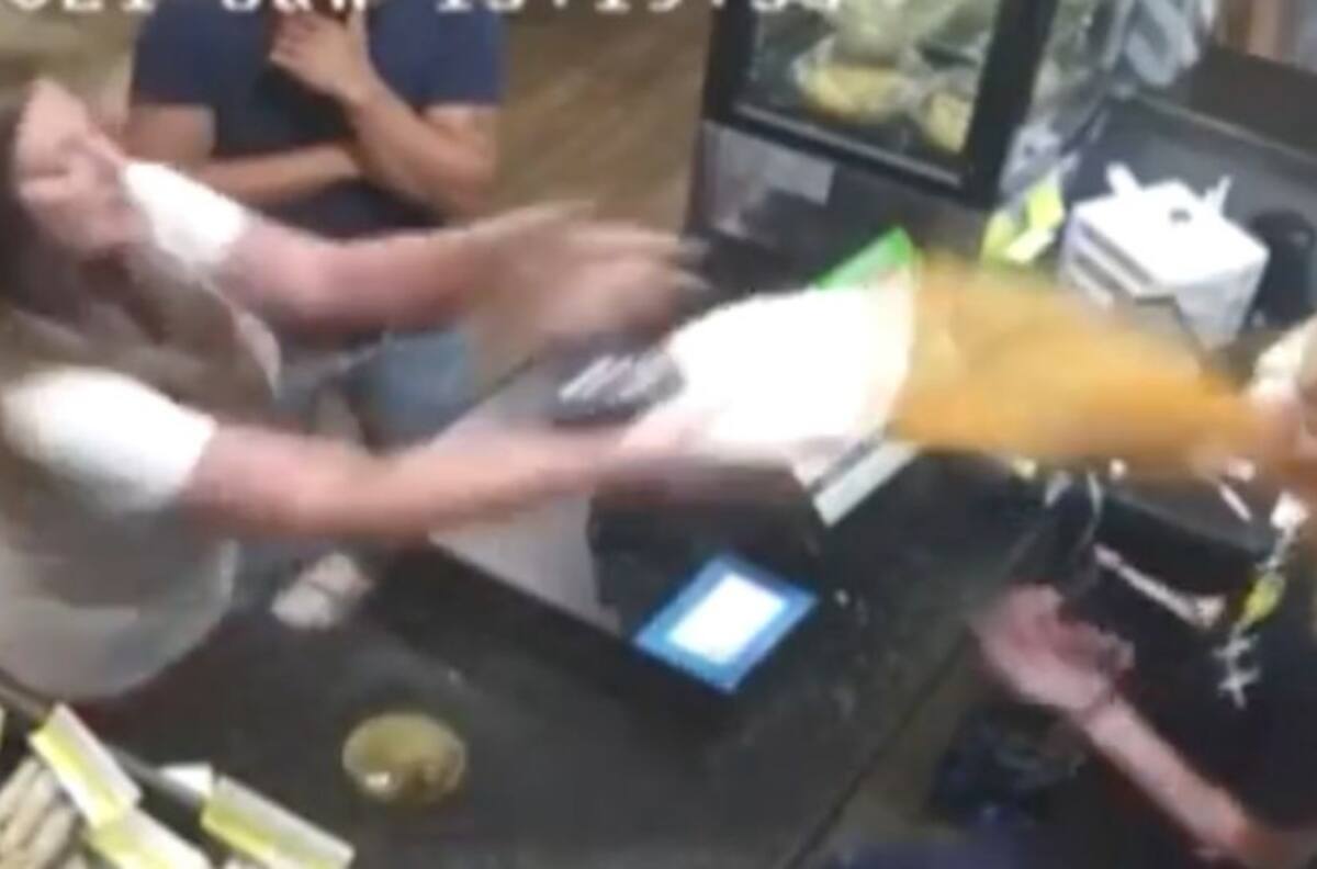 VIDEO I Clienta se queja de que su sopa estaba muy caliente y se la lanza en la cara a cajera