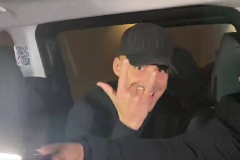 en su llegada a Chile para ser presentado en Colo Colo.