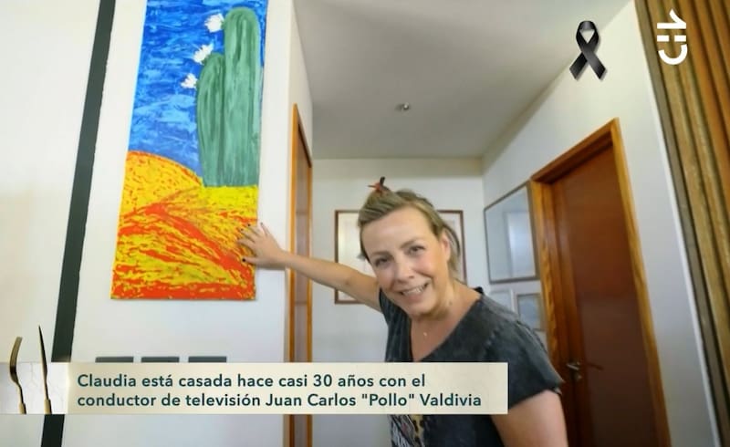 Claudia Conserva muestra el cuadro del Pollo Valdivia. Créditos: Pantallazo CHV