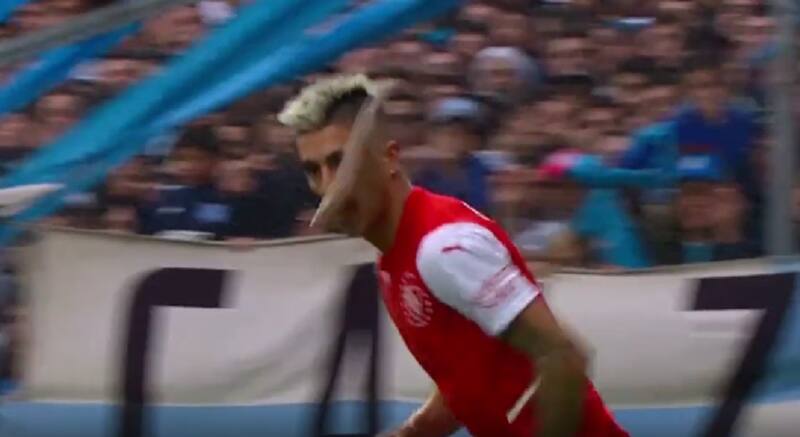 El pescado que le lanzaron a Leandro Fernández.