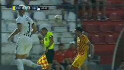 VIDEO | ¿Fue con querer? Juez de línea recibió tremendo pelotazo en partido de Libertad de Marcelo Díaz