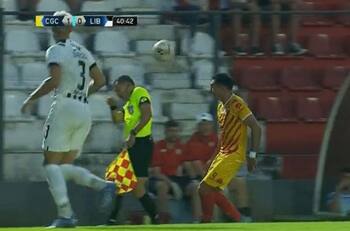 VIDEO | ¿Fue con querer? Juez de línea recibió tremendo pelotazo en partido de Libertad de Marcelo Díaz