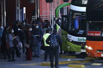 Iquique: sorprendieron un bus repleto de indocumentados con test PCR falsos