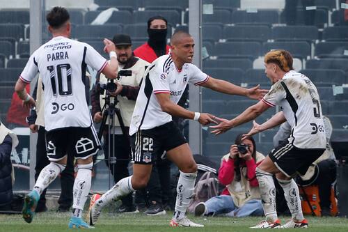 Pablo Parra celebrando el empate parcial de Colo Colo ante la UC (Foto: Aton)