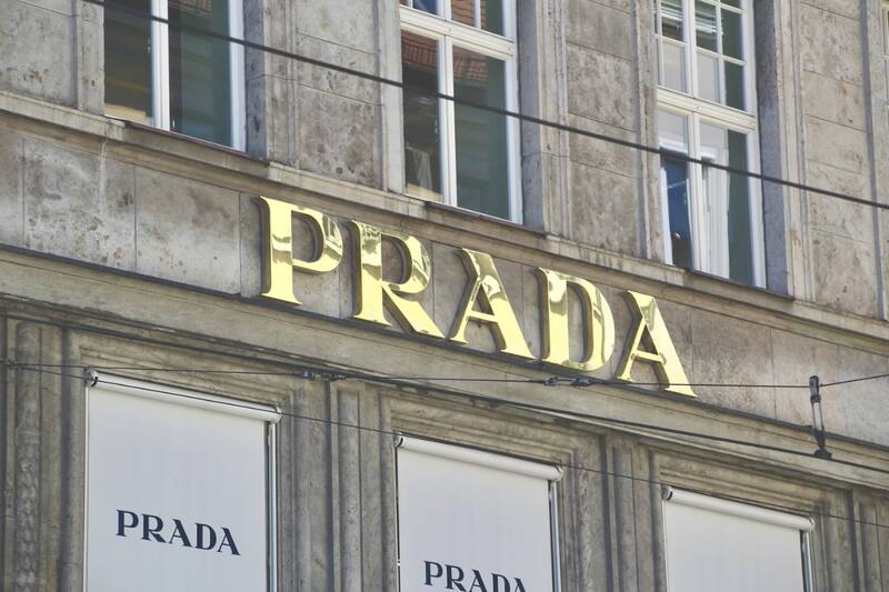 La marca pagó más de $1.000 millones de dólares por la compra de Versace.