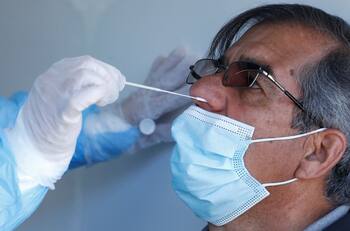 Nueva variante Covid-19 preocupa al mundo: Europa aplicará restricciones y provocó caída en la bolsa