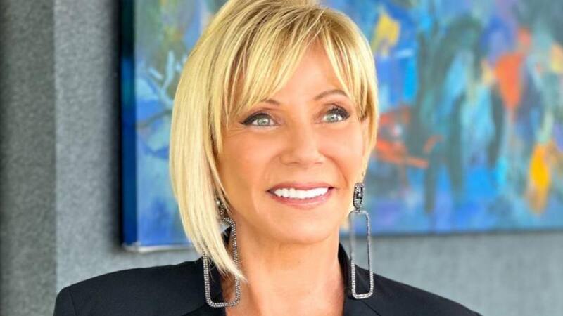 Visita a su madre en el cementerio.