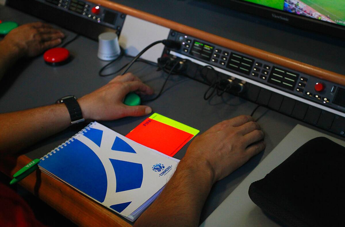 Julio Bascuñán y César Deischler fueron designados como encargados del VAR en Copa Chile