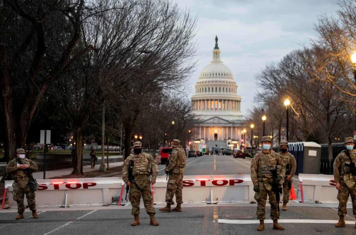 FBI examina a miles de tropas de la inauguración de Biden por temor a un " ataque desde adentro "