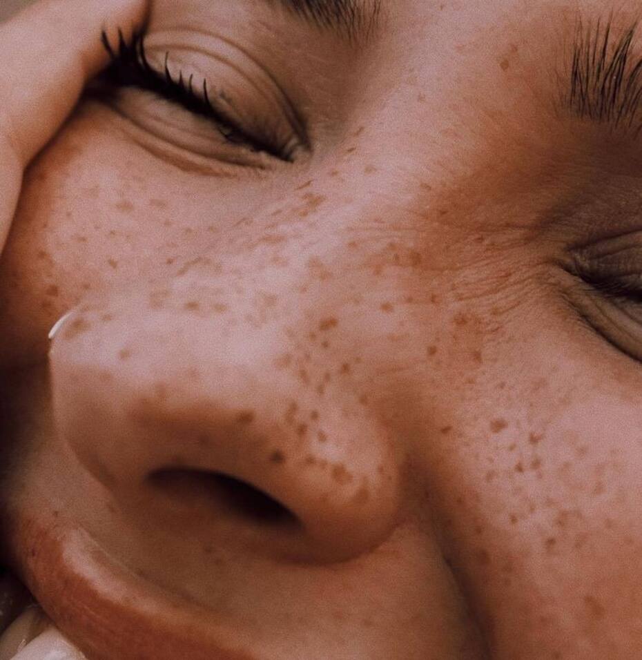 Conoce cómo hacer pecas falsas con Henna