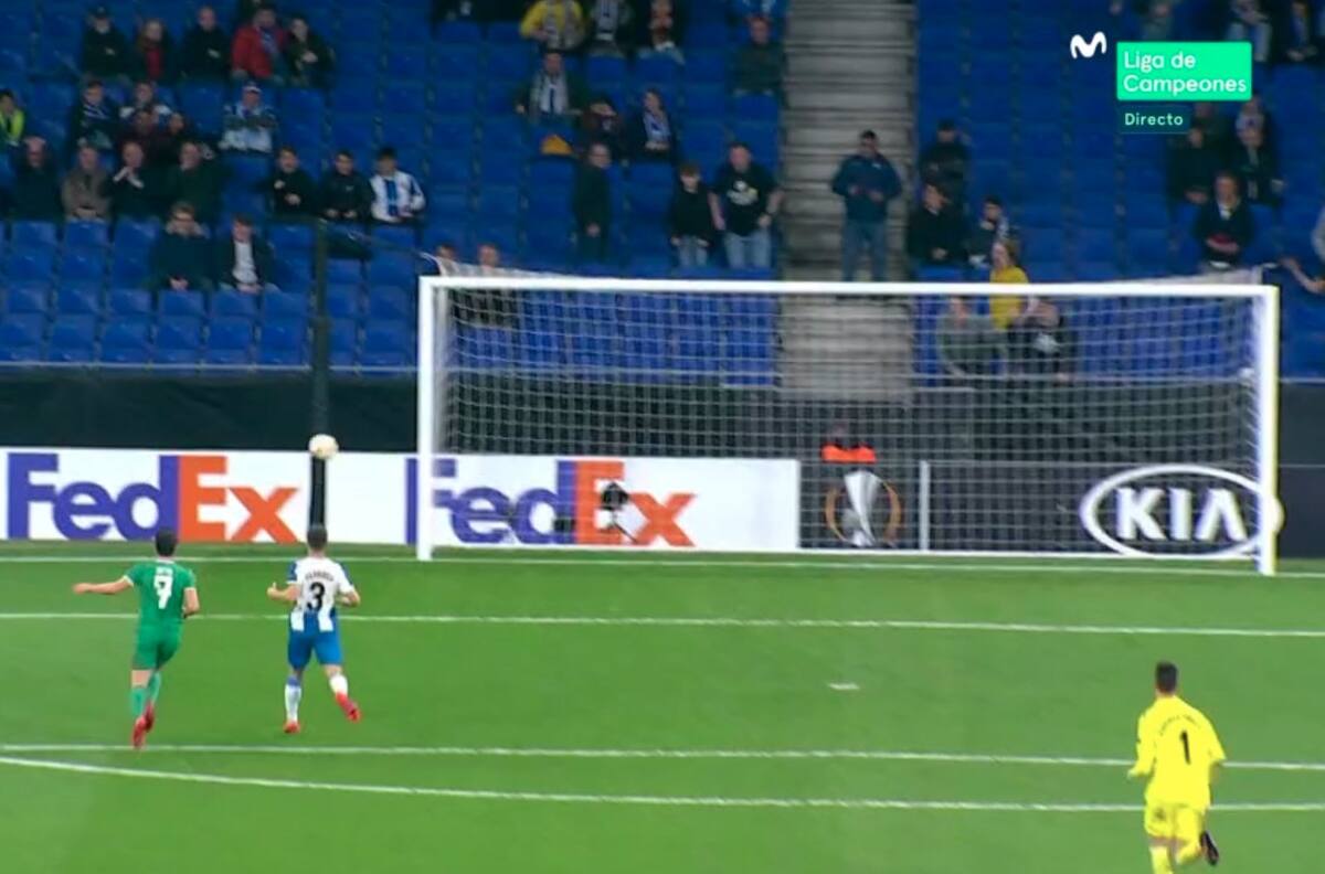 ¡No hay discusión! Neto protagonizó el blooper del siglo fallando un remate sin portero