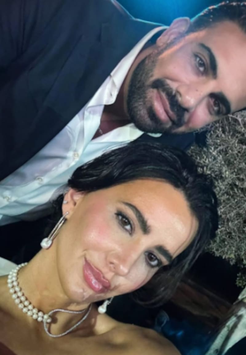 subió a sus historias una foto donde está acompañado de un hombre llamado Ali Awada.