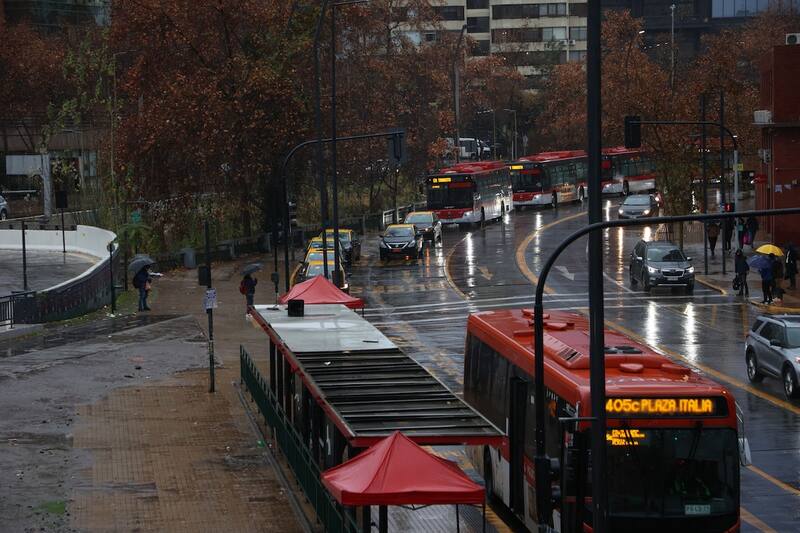 De acuerdo al pronóstico del meteorólogo, el agua comenzará a caer a eso de las tres de la tarde en la capital. Créditos: Dragomir Yankovic/Aton Chile.