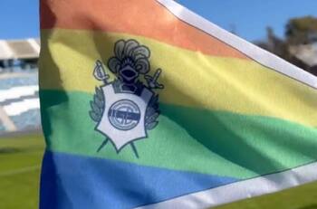 VIDEO | Apoyan la causa: equipo argentino plantó en las esquinas la bandera del Orgullo