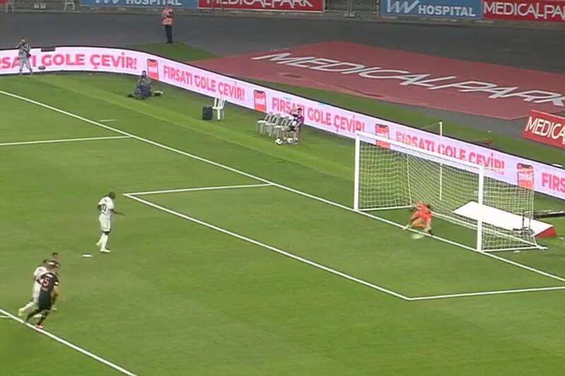 no cayó en el amague de Vincent Aboubakar