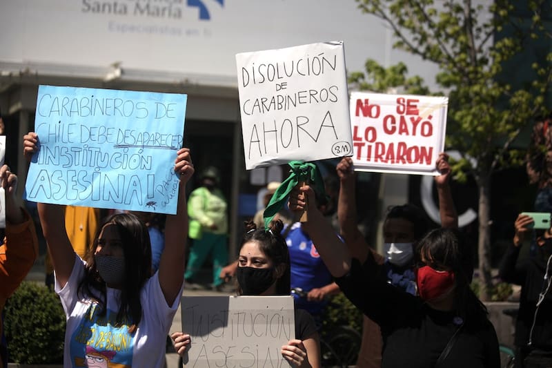 Santiago 3 octubre 2020.
Cientos de personas llegaron a la Clnica Santa Maria para apoyar a Anthony Araya Protesta quien fue empujado al rio por un carabinero de fuerza especiales.
Cristobal Saavedra Vogel/Aton Chile