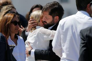 Muerte de Sebastián Piñera: Así fue el emotivo abrazo entre Gabriel Boric y Cecilia Morel