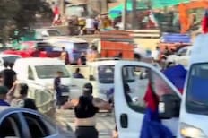 VIDEO | Insólito: captan a hinchas de la U y Colo Colo peleando entre los afectados por los incendios en el Biobío