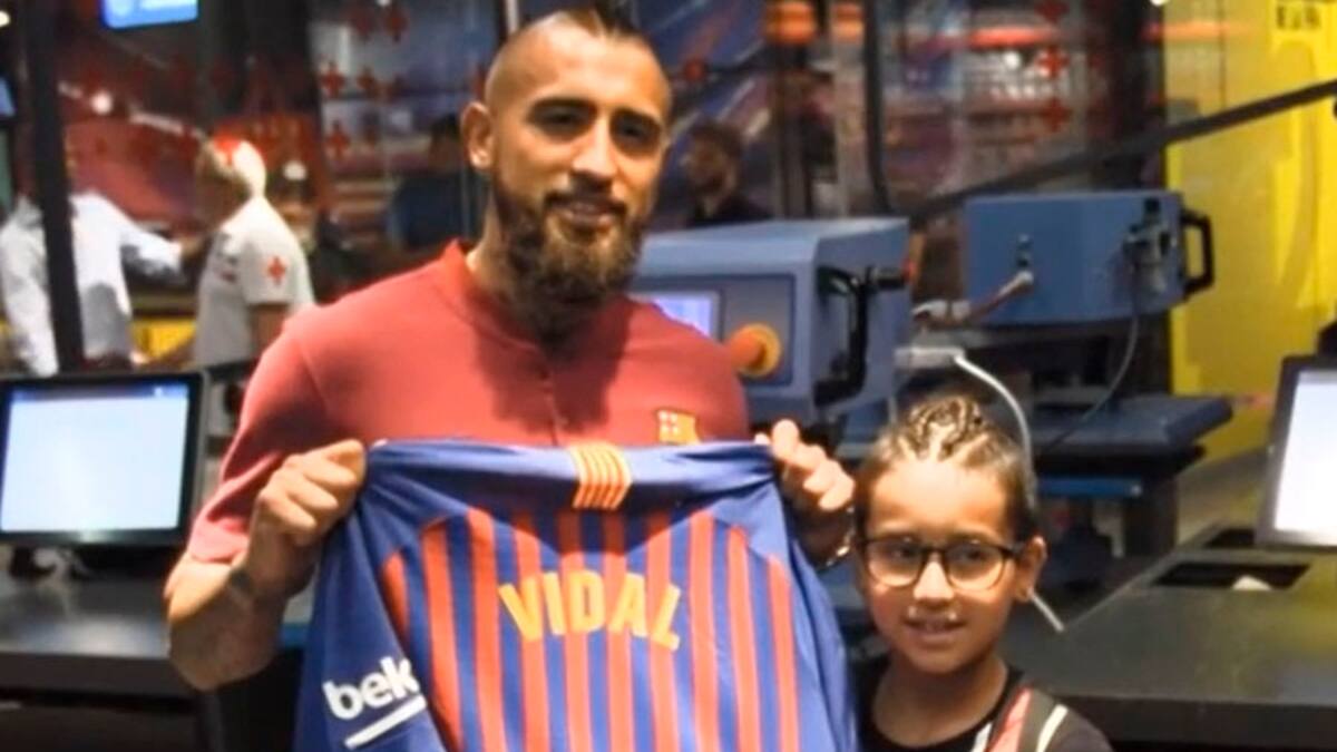 Barcelona recuerda la llegada de Arturo Vidal y sus primeras 24 horas en el Camp Nou