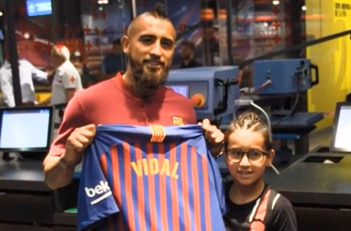 Barcelona recuerda la llegada de Arturo Vidal y sus primeras 24 horas en el Camp Nou
