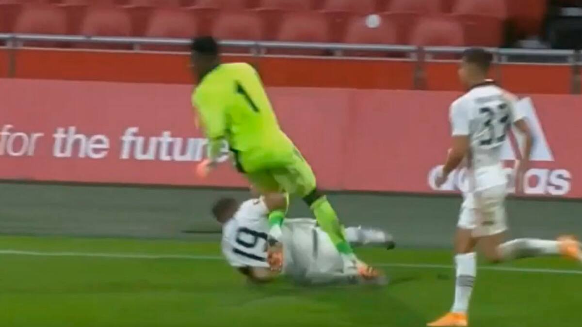 Arquero del Ajax quiso salir jugando y recibió una tremenda patada