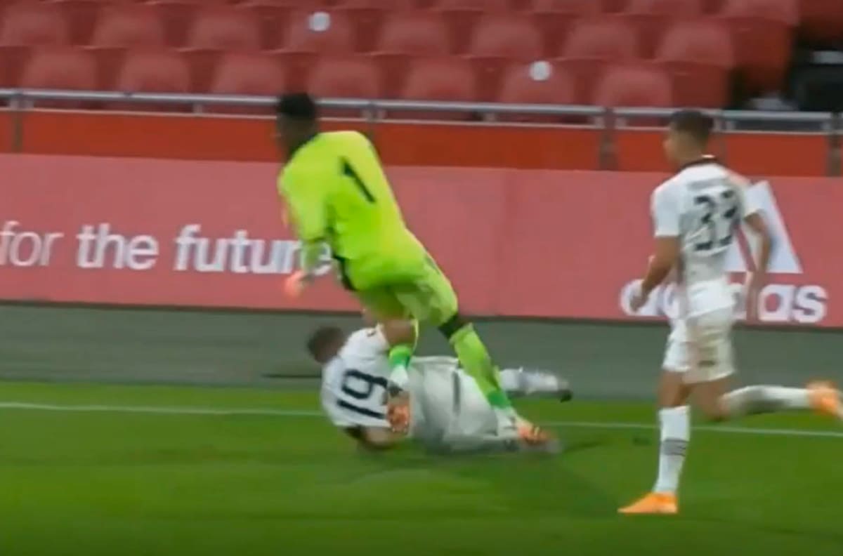 Arquero del Ajax quiso salir jugando y recibió una tremenda patada