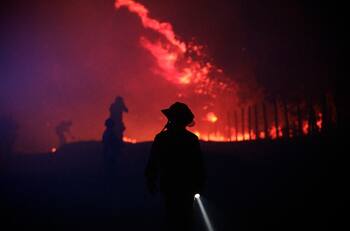 VIDEO | Incendio destruyó dependencias de Carabineros en Pitrufquén durante la noche de este viernes